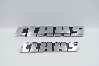 Logo de tracteur bi matière et chromé